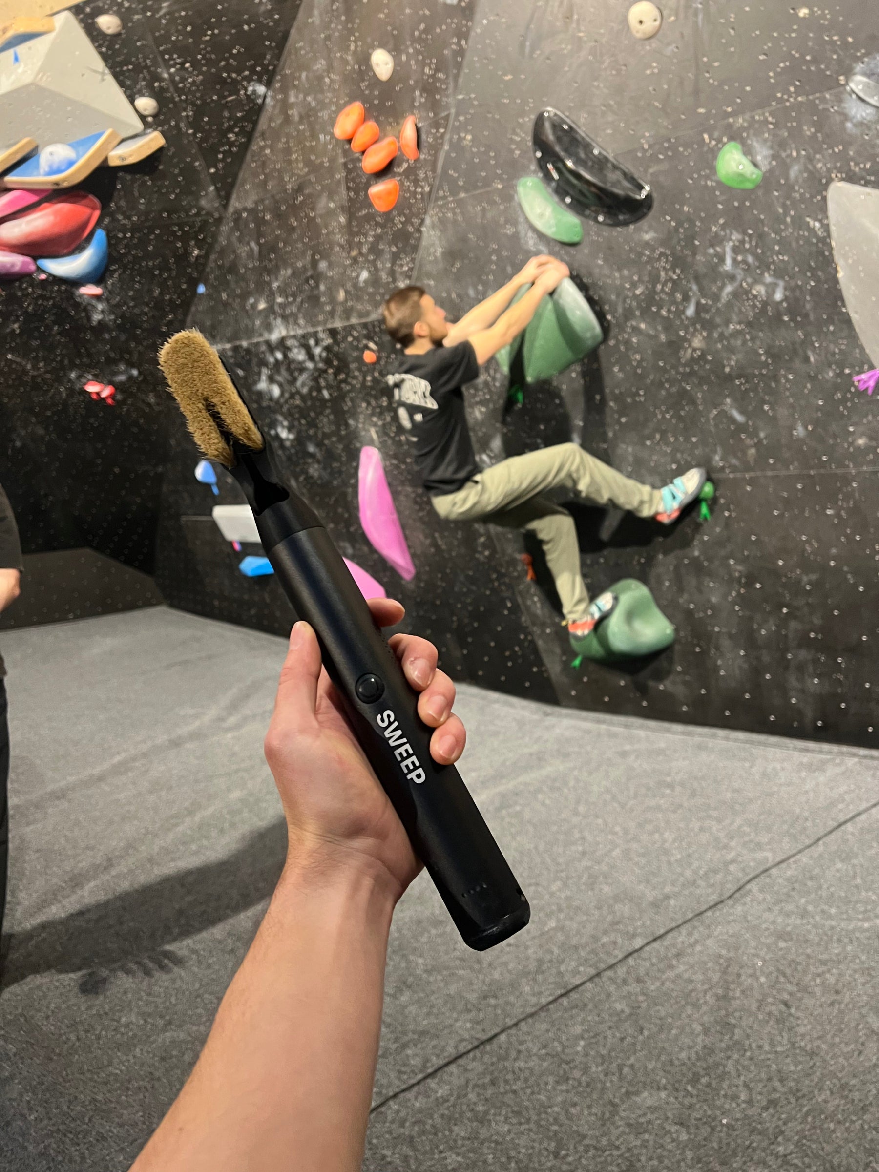Should we ban electric climbing brush at competition?